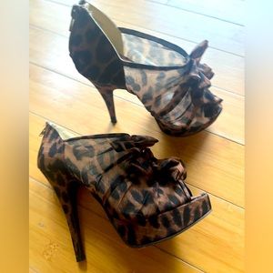 Gorgeous Leopard Fabric Nine West heels